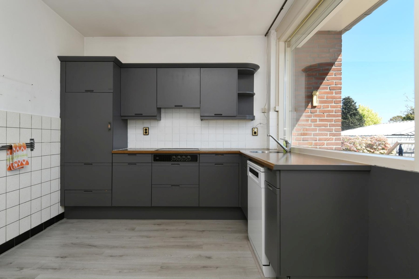 Verrassend ruime levensloopbestendige woning met vier slaapkamers, terras en souterrain met ruime hobbyruimte en inpandige garage. 