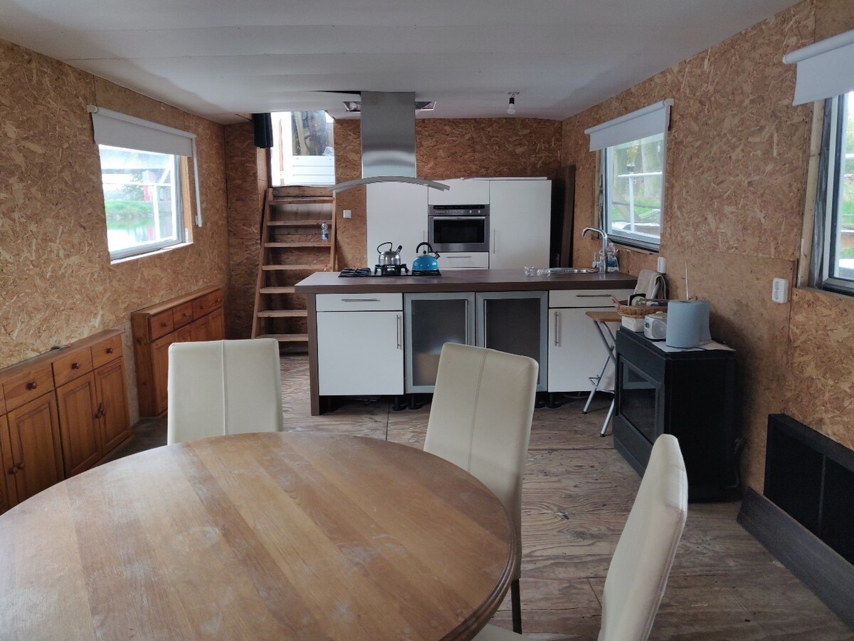 Wonen op het water – Woonboot op de Zuid-Willemsvaart 