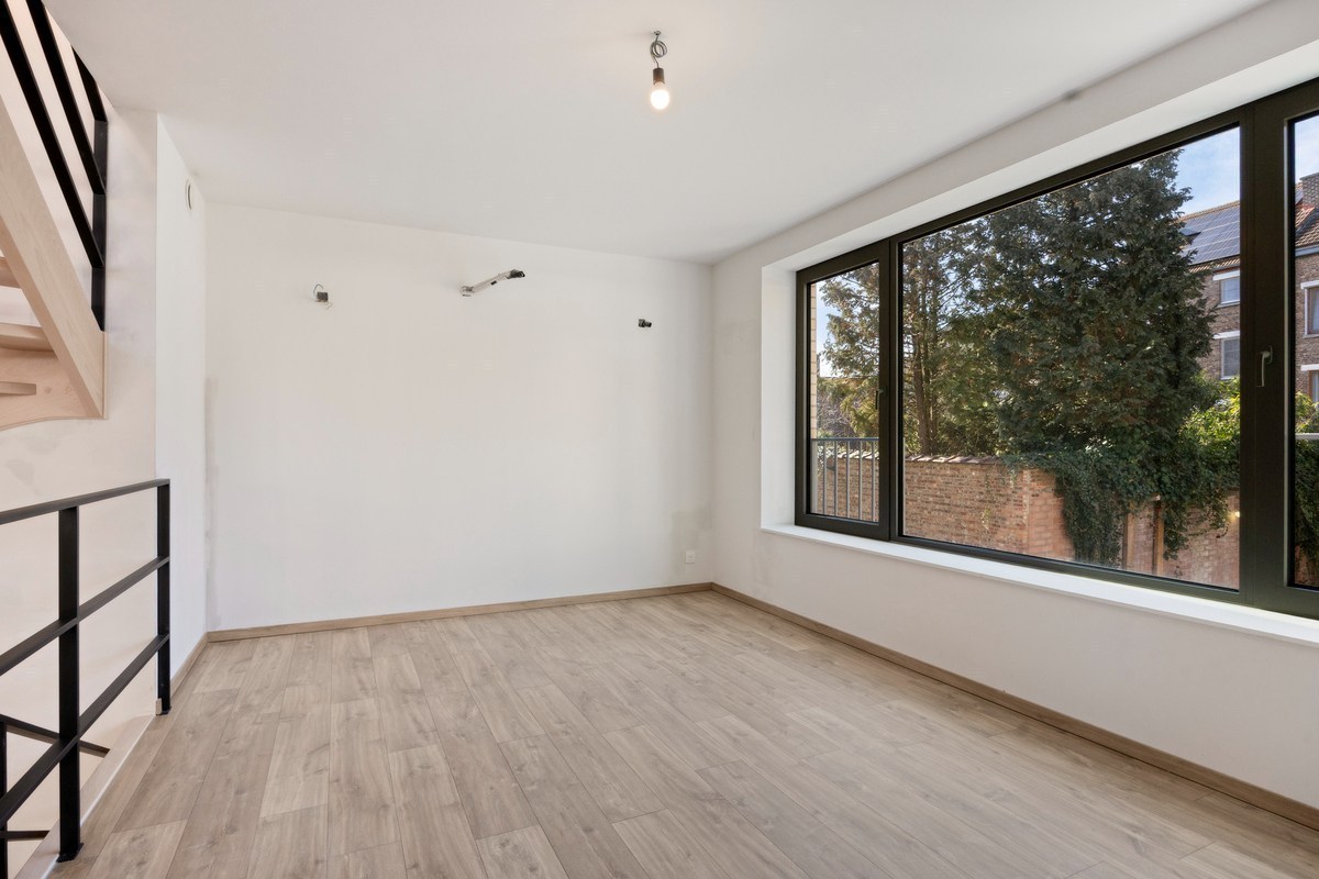 Instapklare woning met zeer goede afwerking, 3 slaapkamers, 3 badkamers, tuin, terras en autostaanplaats in het centrum van Tienen – EPC 27 kWh/m² - bewoonbare opp. 172 m² 