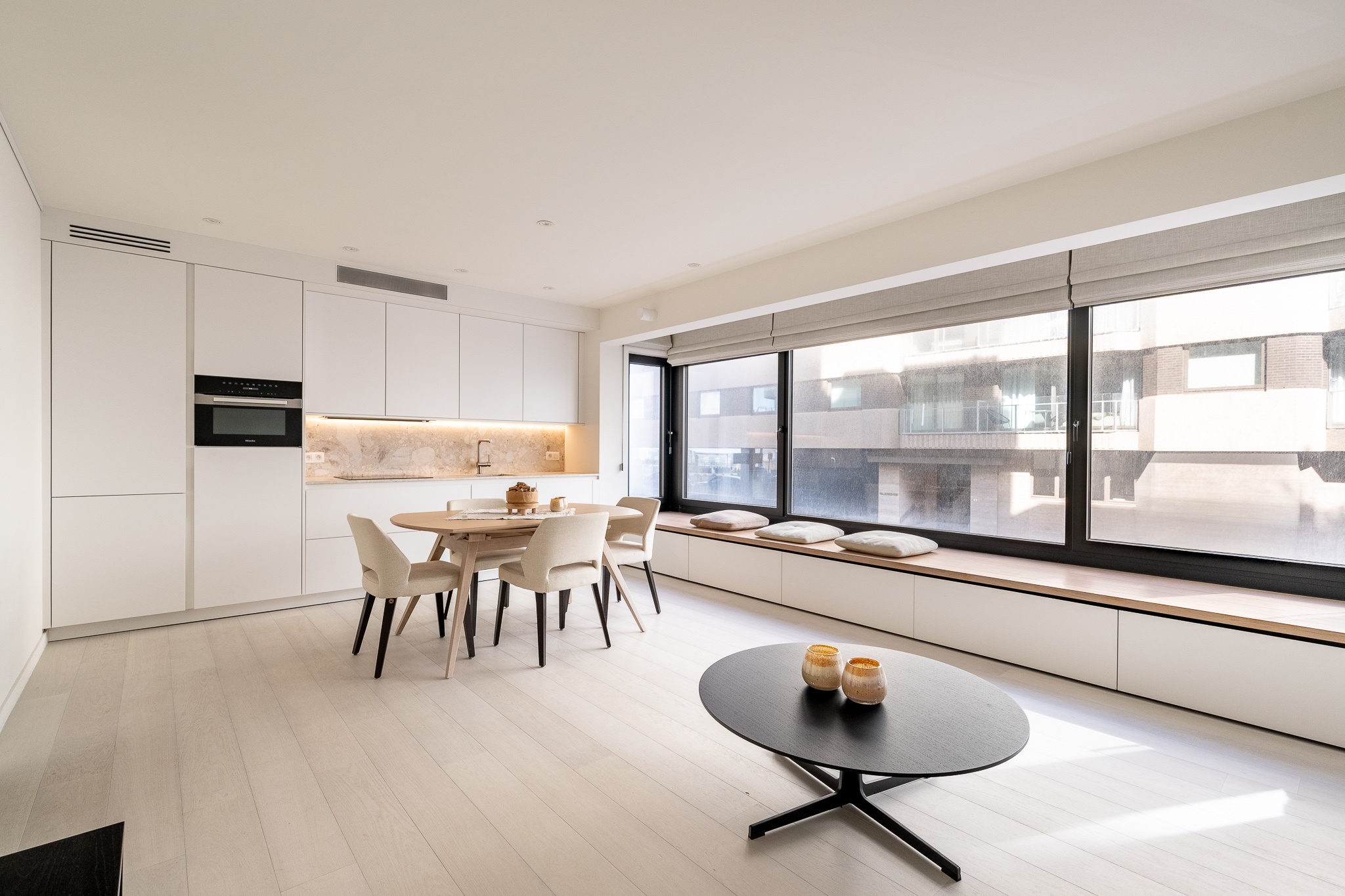Appartement rénové avec style, offrant une vue latérale sur la mer, au cœur du Zoute. 
