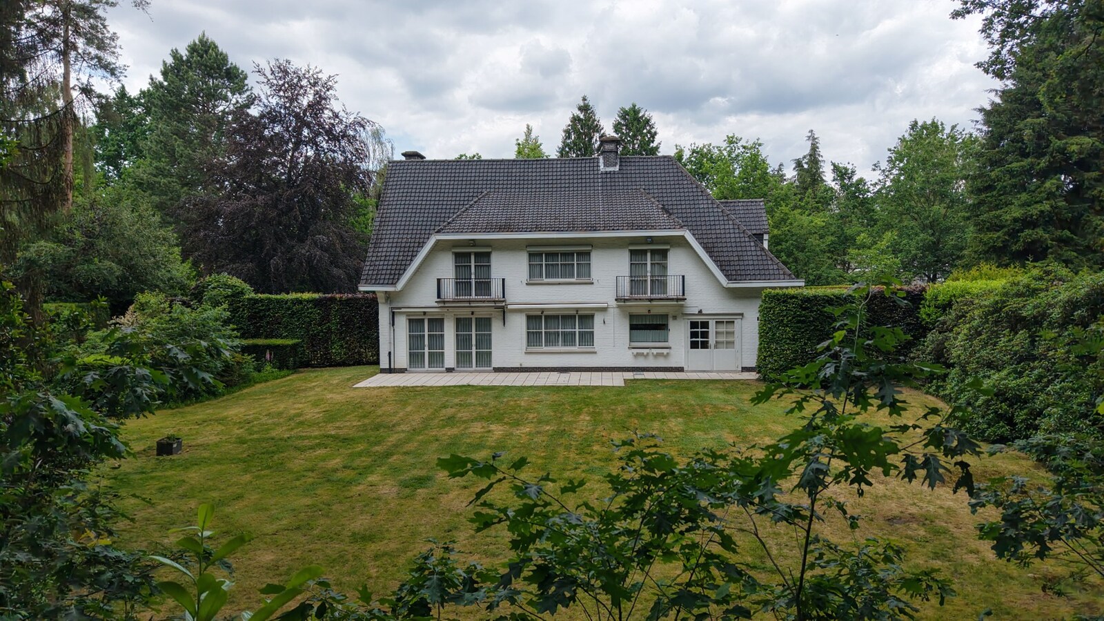 Klassieke villa op een perceel van 3.890 m² met een straatbreedte van 40 meter en Zuid-Oriëntatie te Schilde 