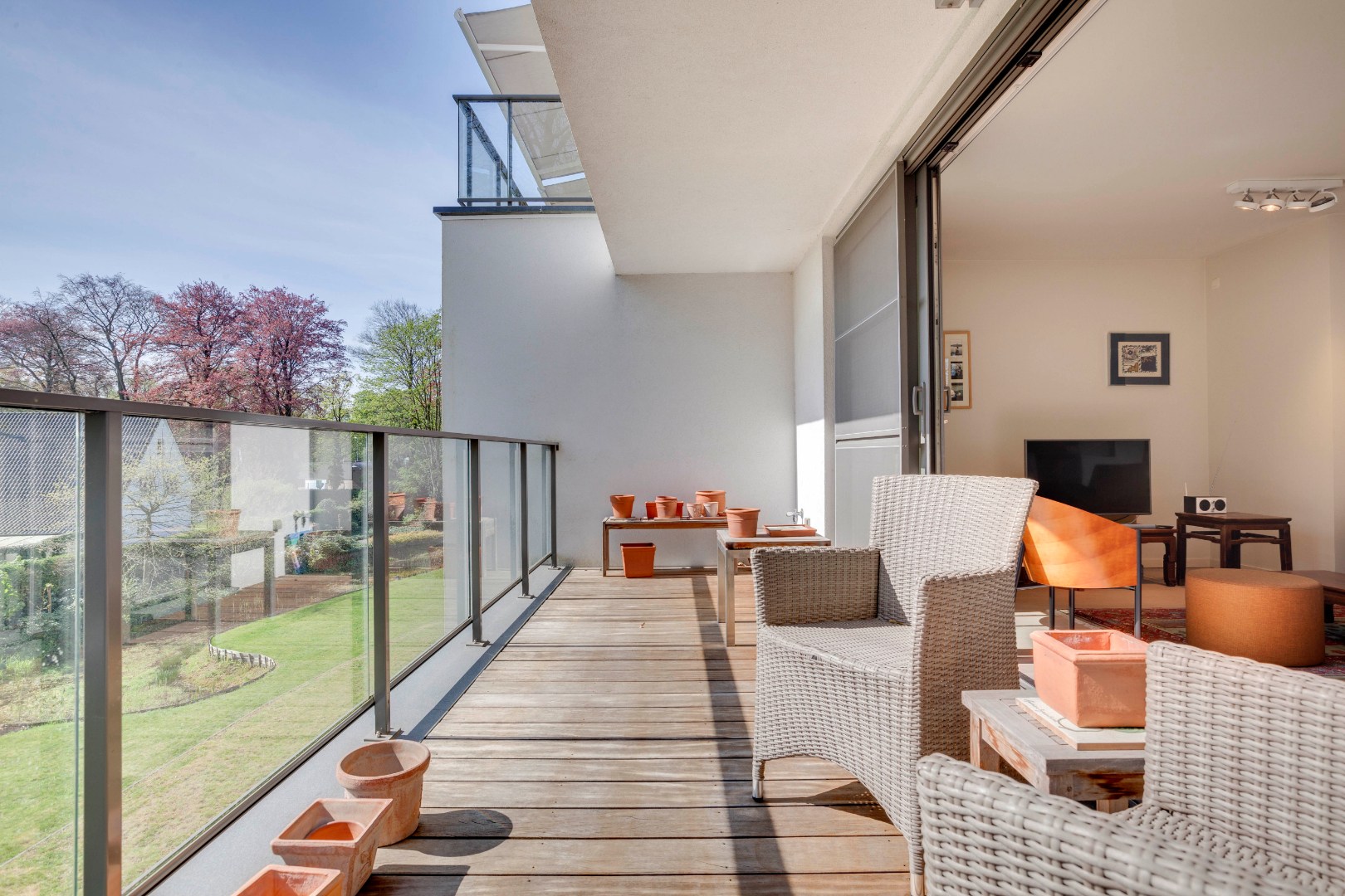 Instapklaar modern appartement  met terras en ondergrondse staanplaats 