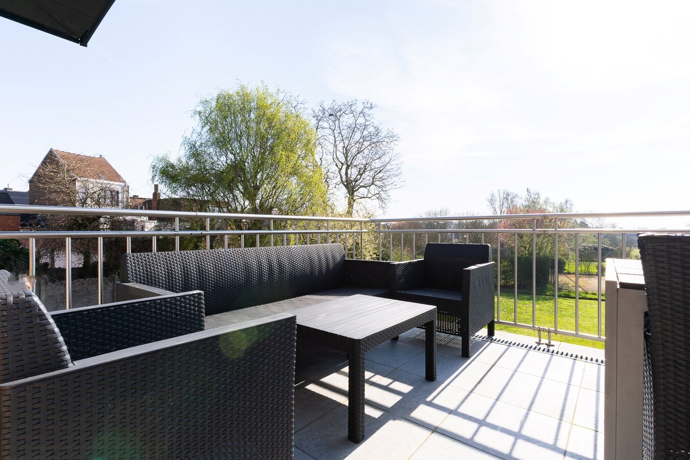 3 façades érigée sur 875m² avec terrain à bâtir, parking privé, double garage. 