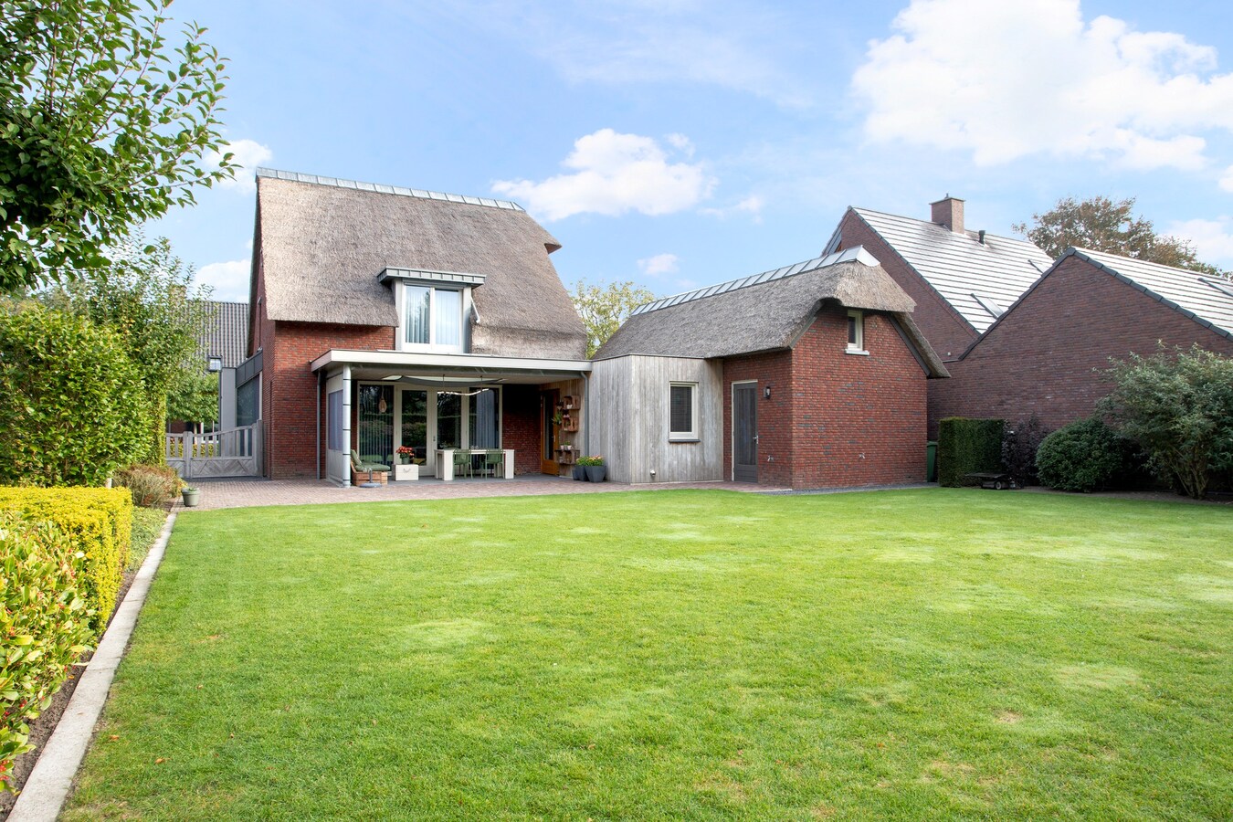 Unieke, onder architectuur gebouwde villawoning met luxe afwerking en prachtig uitzicht op het buitengebied. 