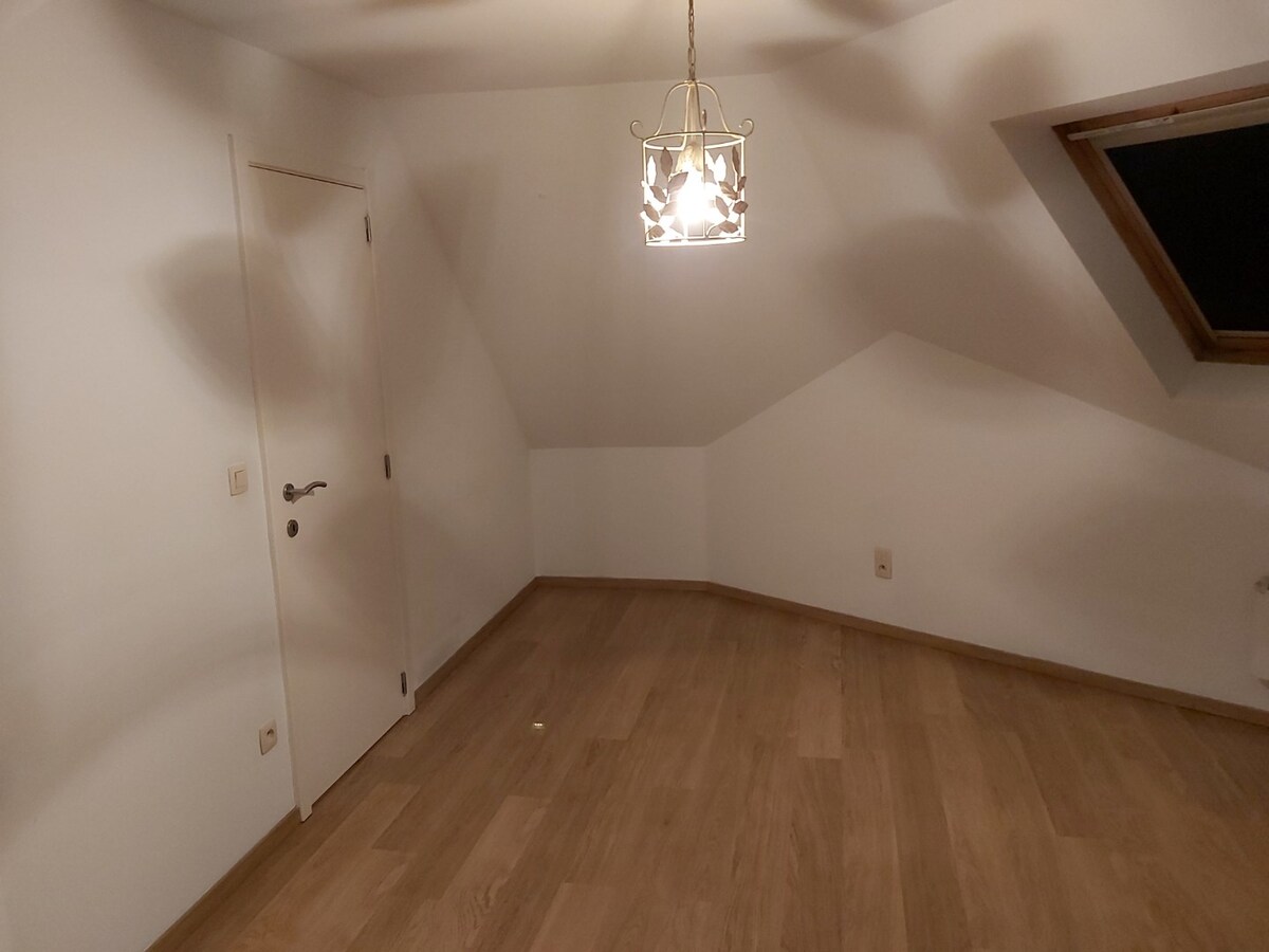 Uitstekend gelegen duplex appartement. Geen vaste kosten ! 