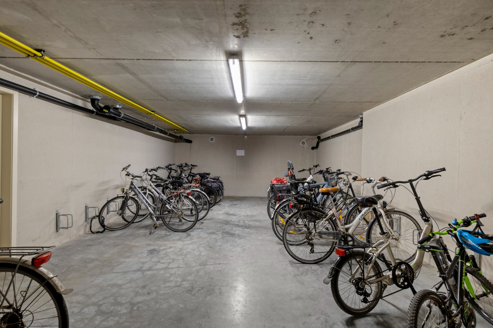 Instapklaar gelijkvloers appartement met 2 slpk. en ruim terras in Geel 