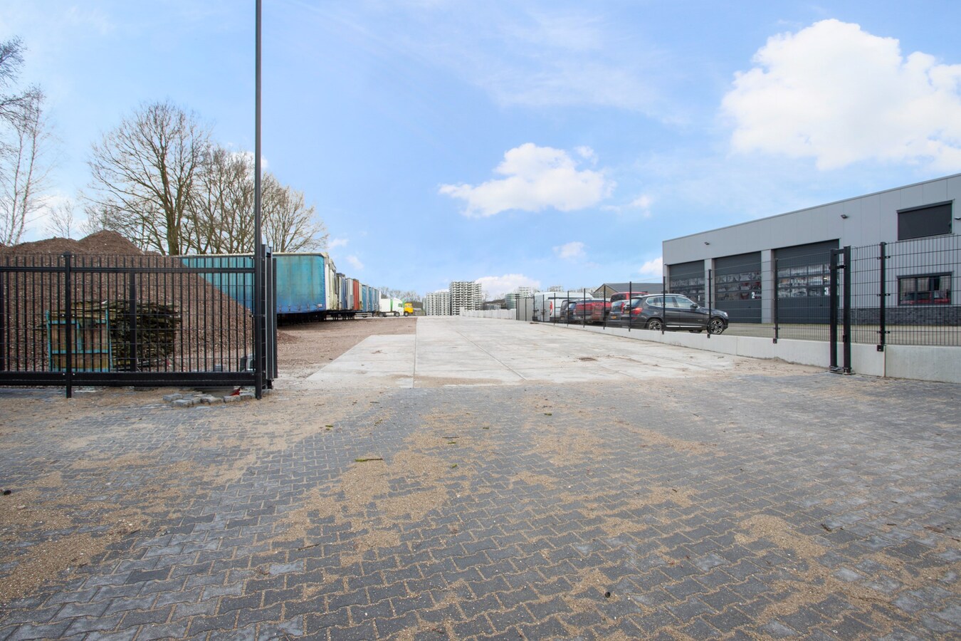 Te huur: “Opslag/overslaghal met buiten terrein”  aan de Rijt 31 te Luyksgestel, voorheen van KLG met buitenterrein. 