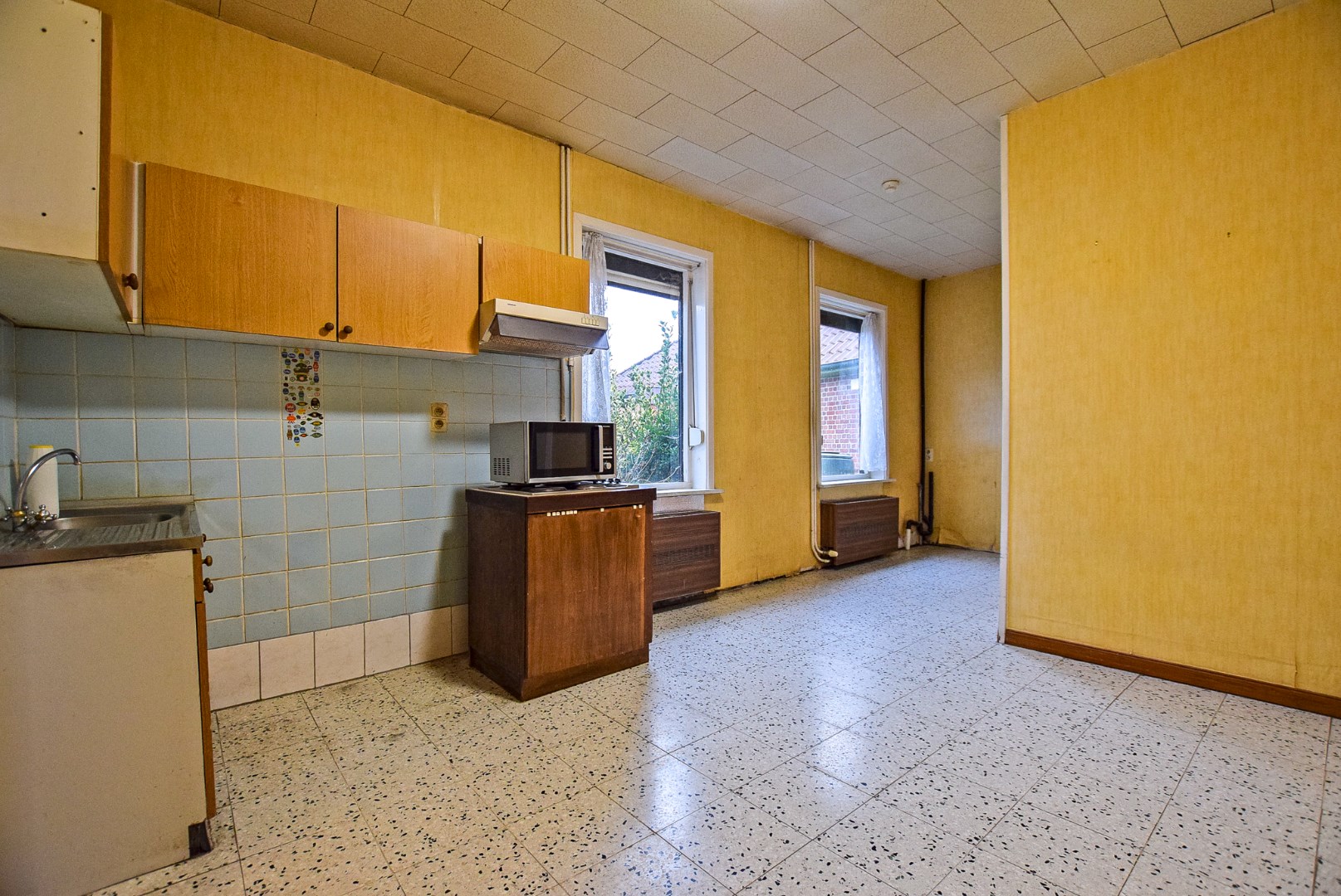 Gezellige woning te koop in Hoogstade met zongerichte tuin en zijtoegang. 