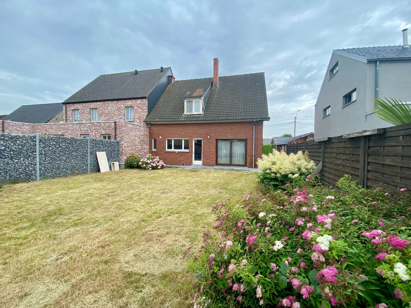 Degelijke te renoveren halfopen woning met tuin en garage op 293 m²! 