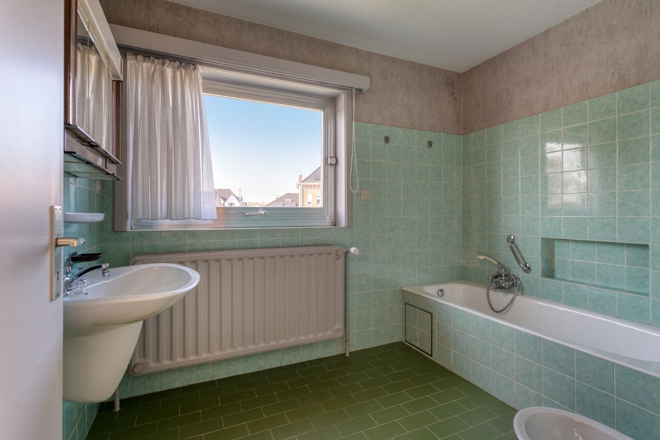 Ruime woning met 4 slaapkamers, veranda en volledig onderkelderd perceel (615 m²) 