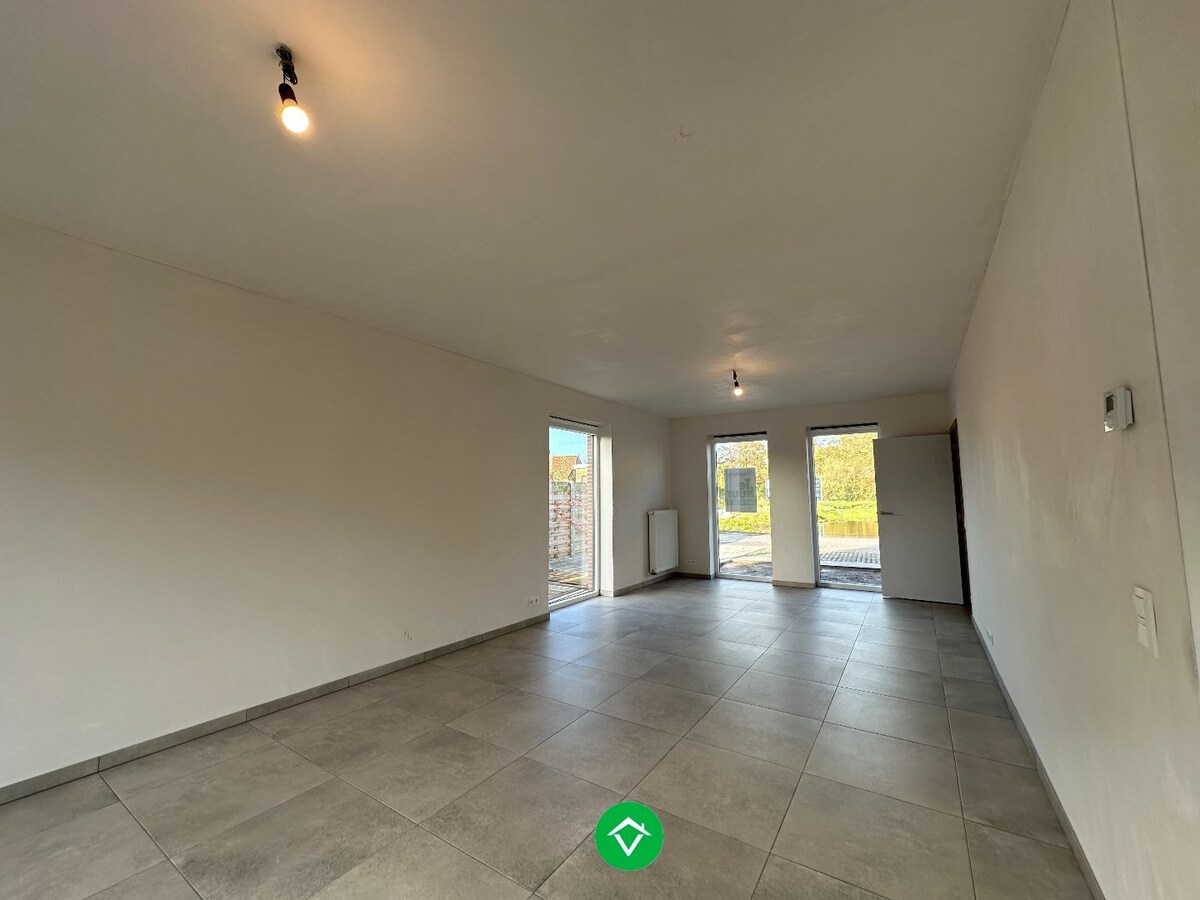 Moderne en lichtrijke nieuwbouwwoning met drie slaapkamers te Handzame (Kortemark) 