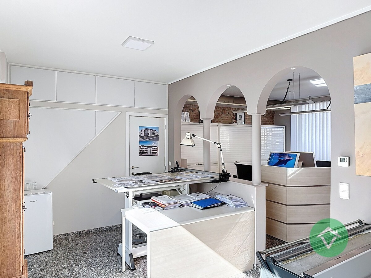 Deze instapklare handelswoning is gelegen in het centrum op een commerciële topligging op de markt van Koekelare 