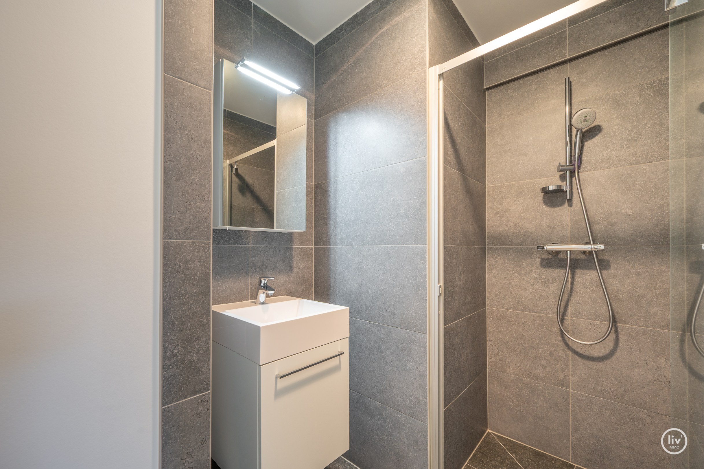 Récent appartement met mooie gevelbreedte centraal gelegen op de Lippenslaan te Knokke. 