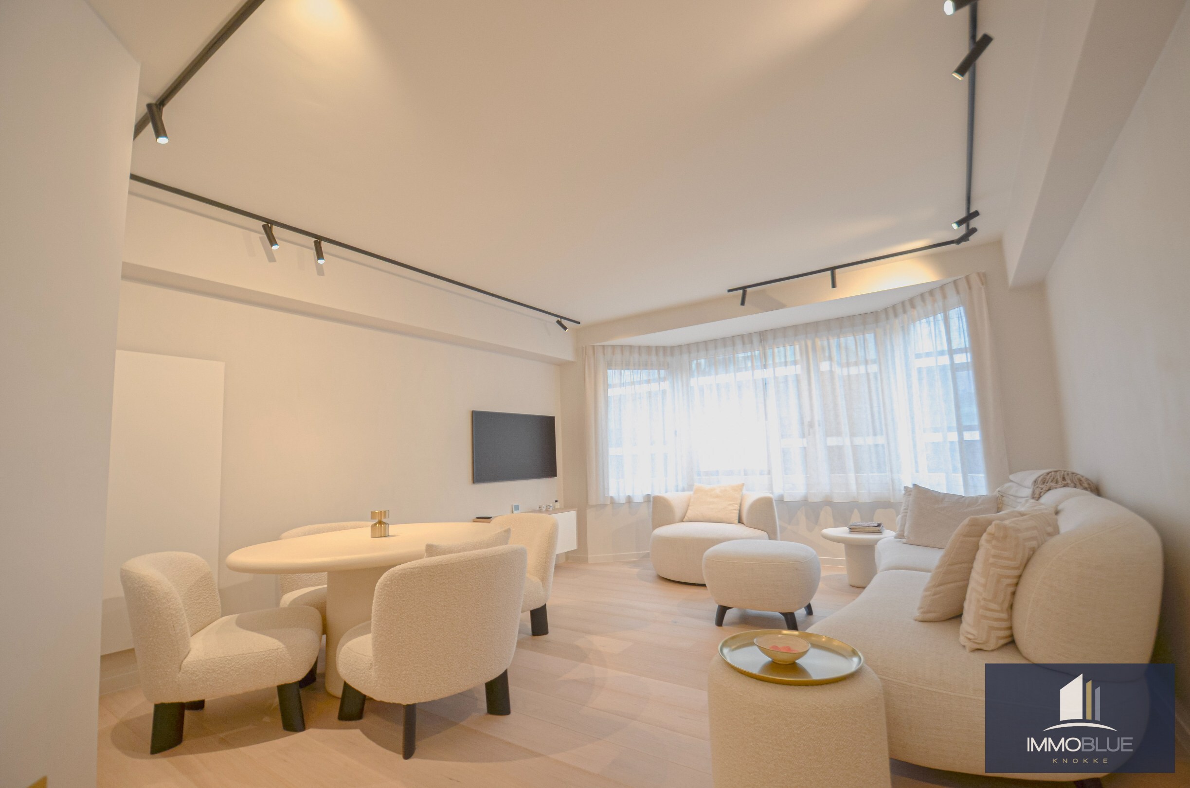 Appartement élégant entièrement rénové, à distance de marche de la mer et du centre commercial. 