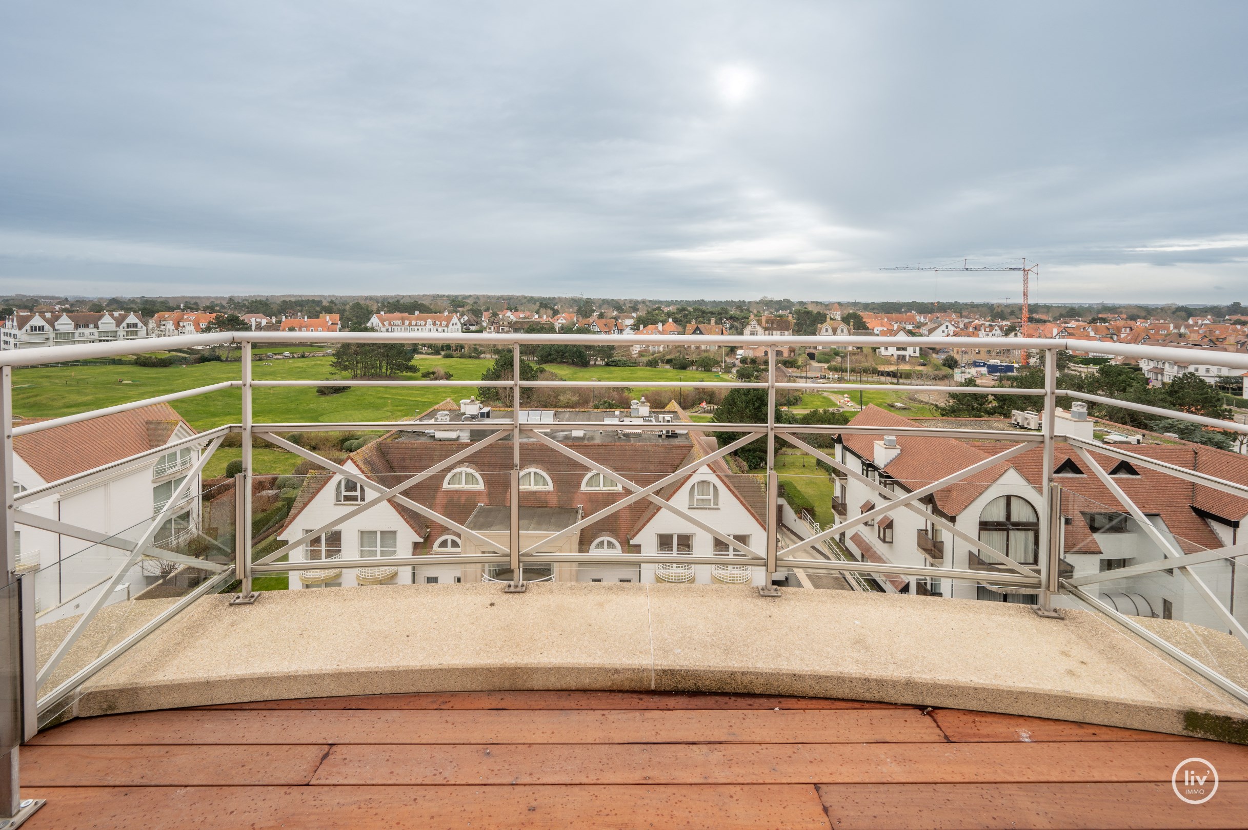 Un appartement en duplex rénové unique avec une magnifique terrasse ensoleillée offrant une vue dégagée situé sur la Kustlaan au cœur du Zoute. 