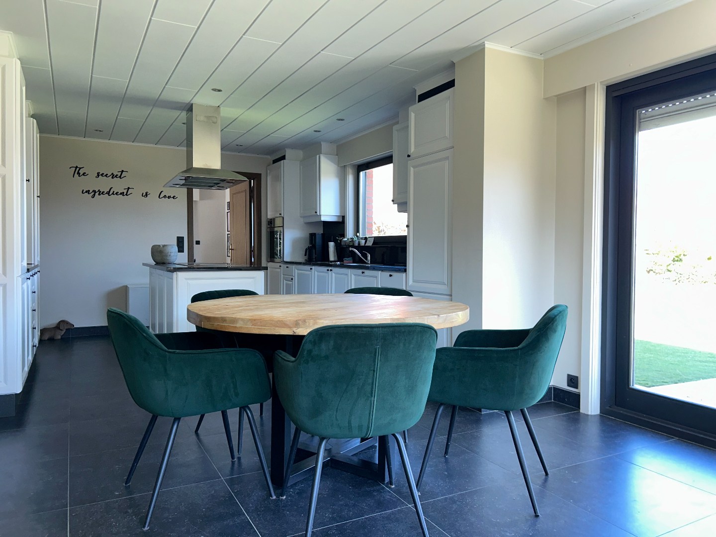 Instapklare woning met 3 slaapkamers, garage en tuin op 496m² 