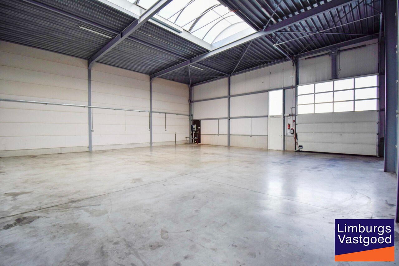 Instapklare KMO-unit, 225 m², met sectionaalpoort en parking 