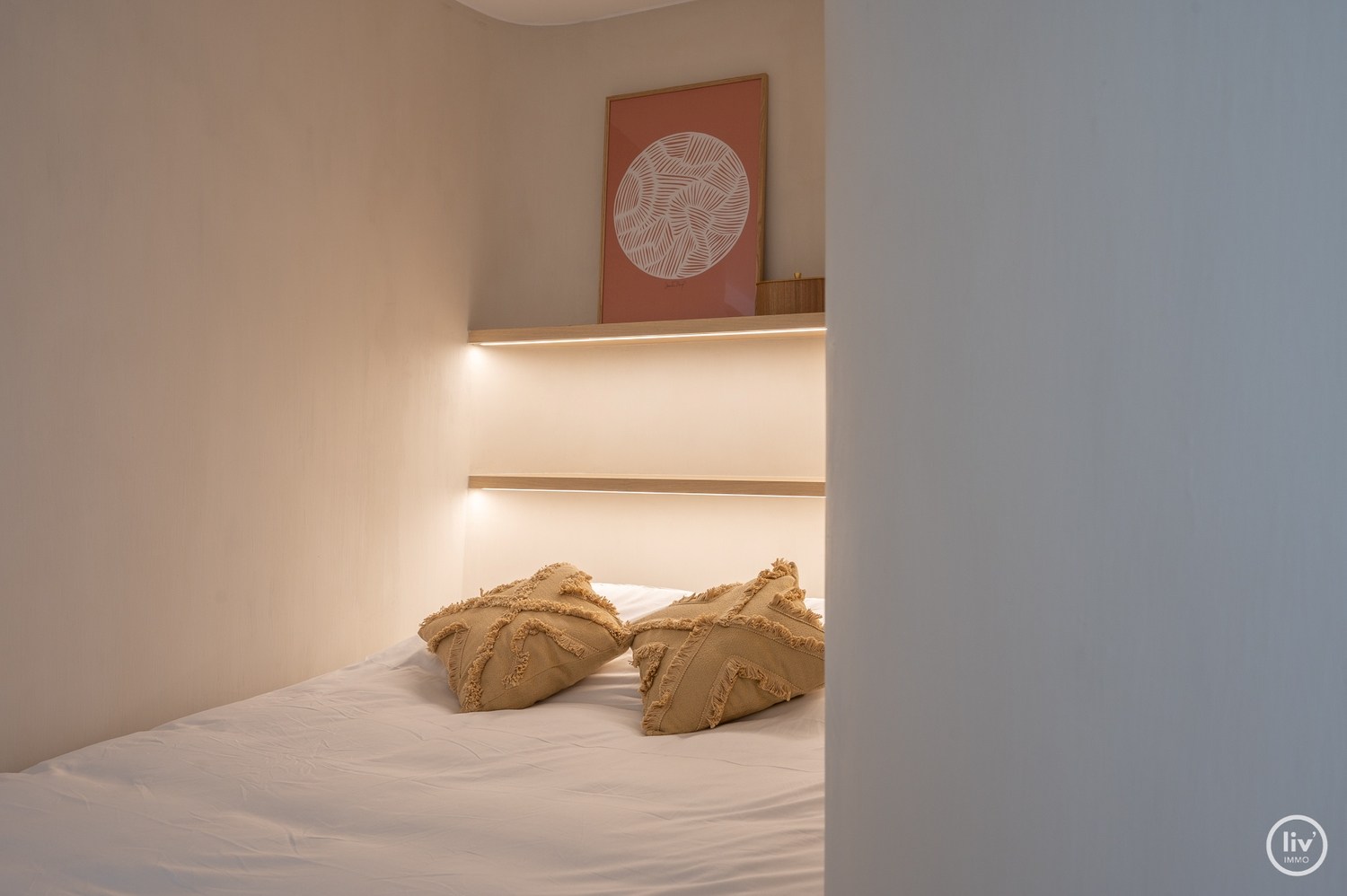 Prachtig integraal gerenoveerde studio gelegen op de vierde verdieping te Van Bunnelaan. 