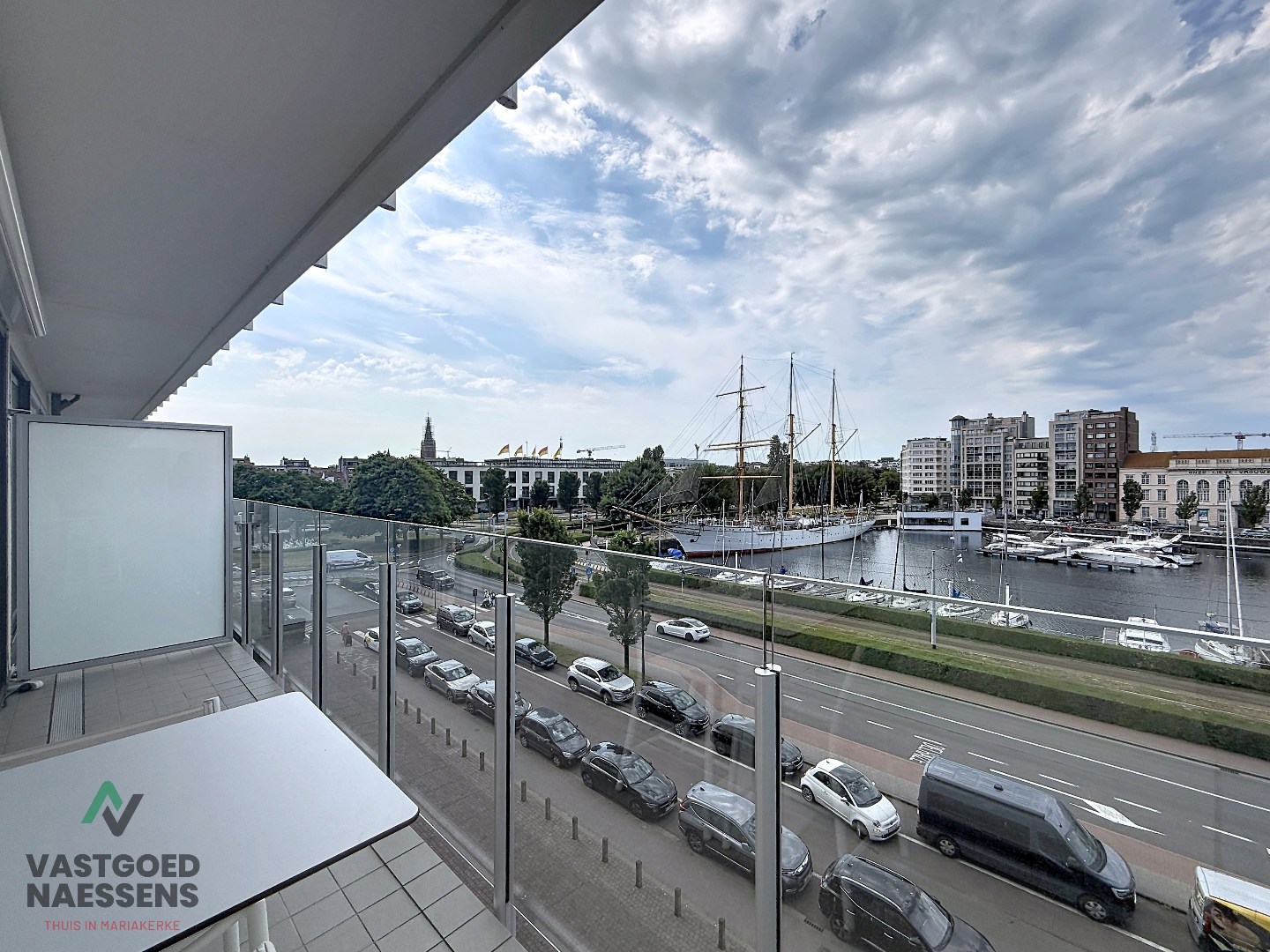 Magnifique appartement rénové de 2 chambres avec terrasse et vue sur le port. 