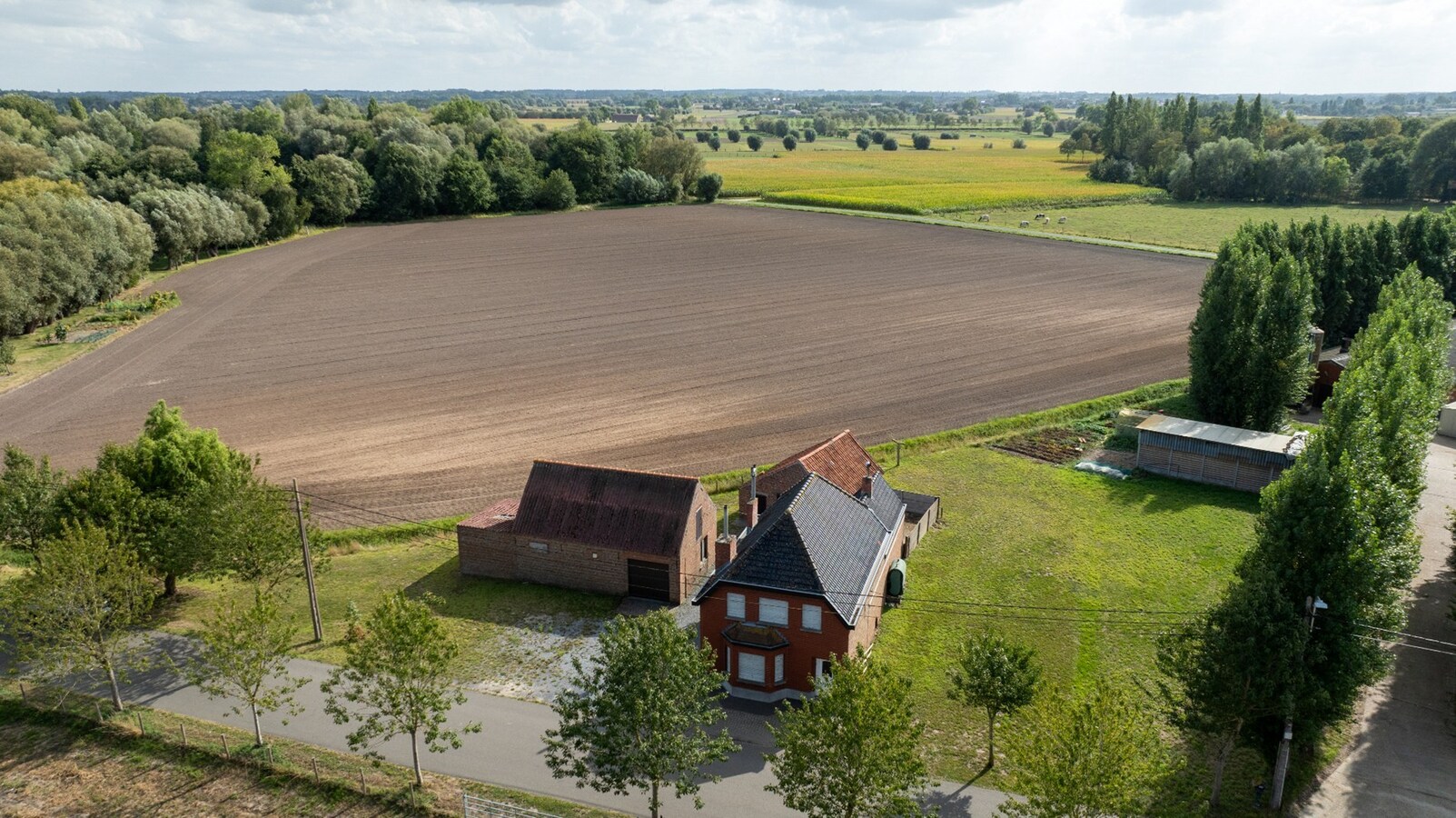 Bouwgrond van 1035 m² met landelijke ligging 