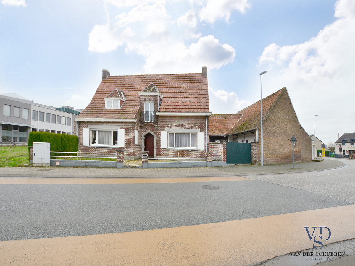 Stevige woning met karaktervolle stallingen in hartje Dikkelvenne. 