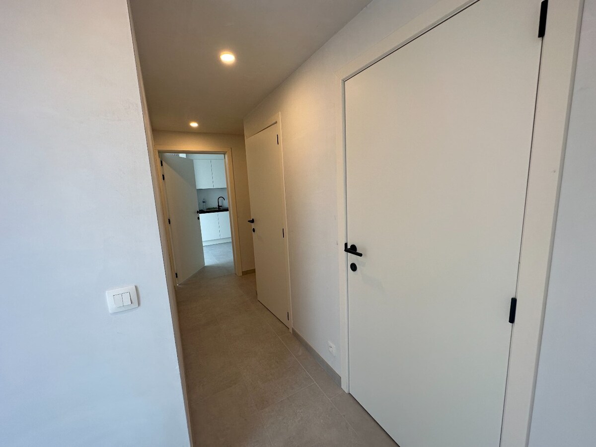 Uitstekend gelegen, halfopen woning met twee slaapkamers 