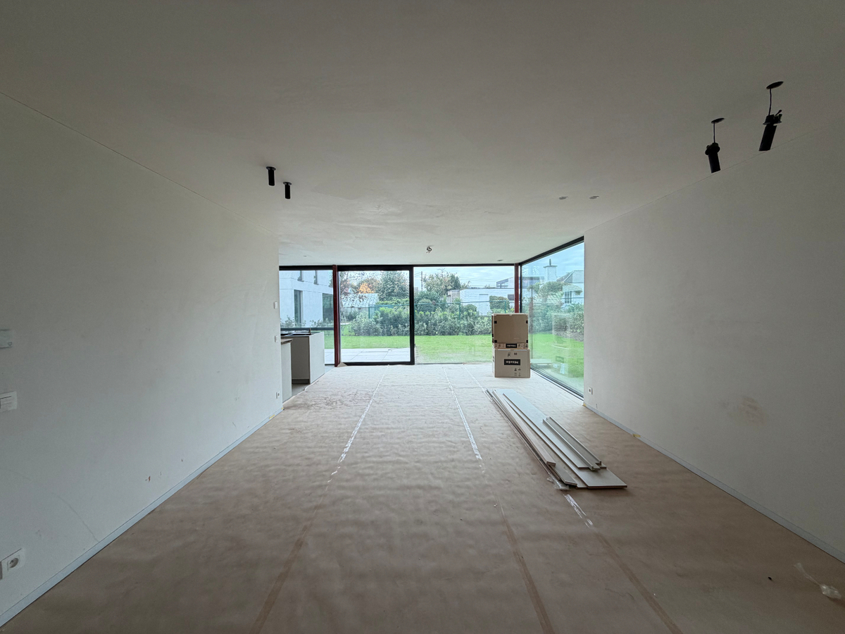 Ruime nieuwbouwwoning met terras en tuin. 