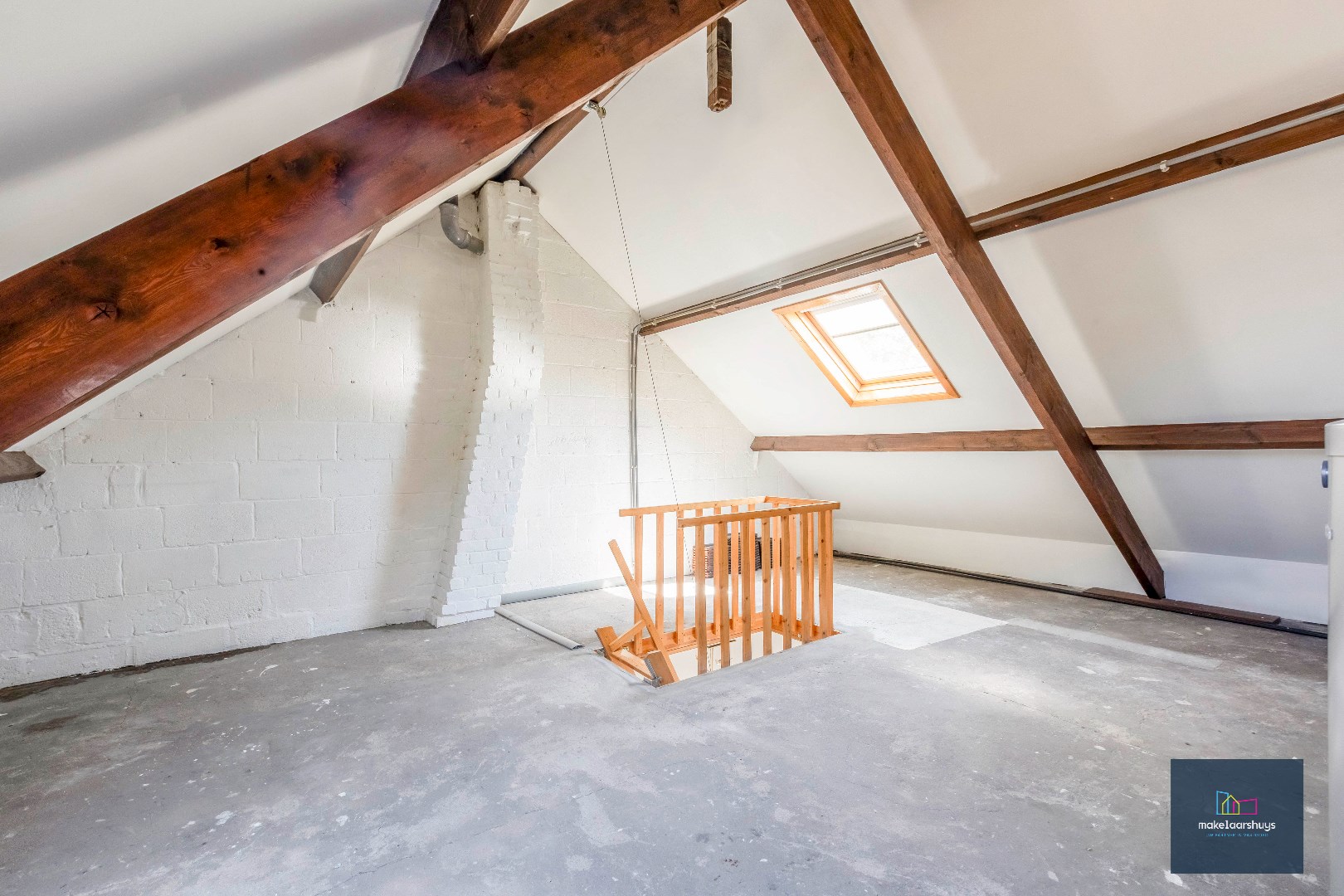 Centraal gelegen halfopen bebouwing met stadskoer 