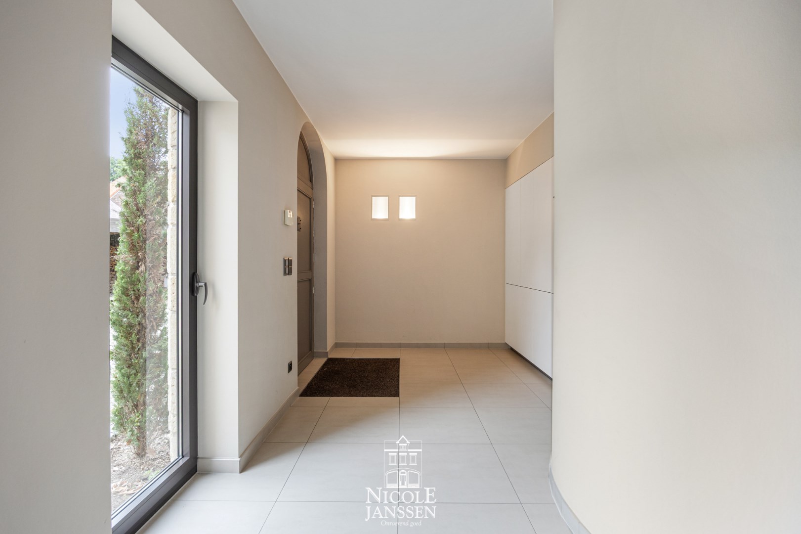 Ruime inkomhal met vestiaireruimte