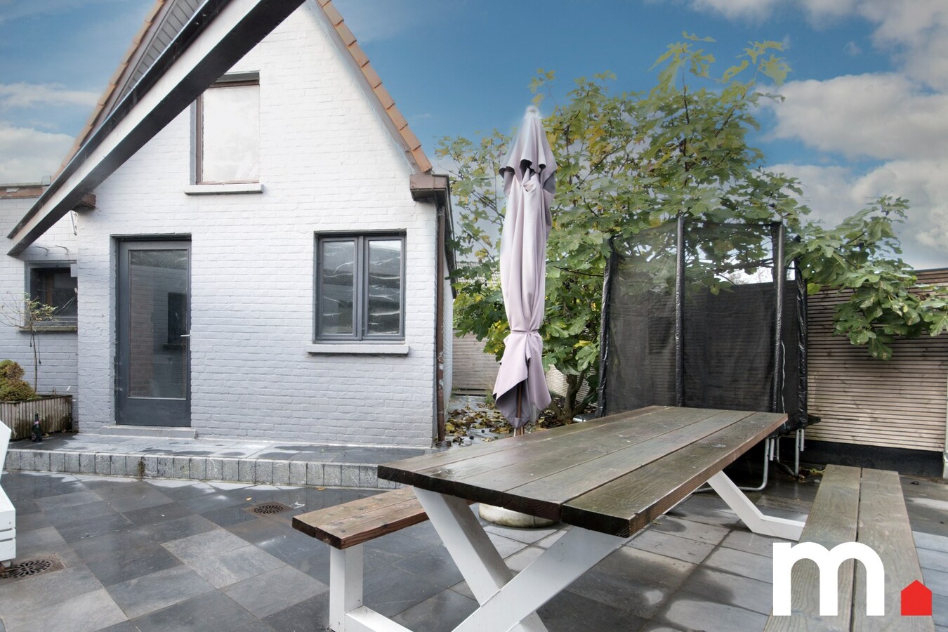 Instapklare woning met Loods van 170m² met uitweg te Zwevegem met 324 m² bewoonbare oppervlakte ! 