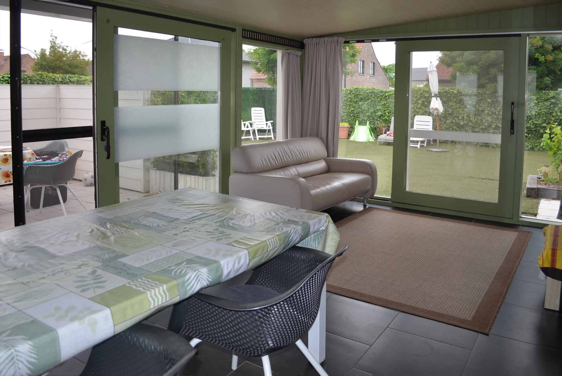 Totaal vernieuwde bungalow met  3 slpks, garage en tuin  rustig gelegen te Ertvelde 