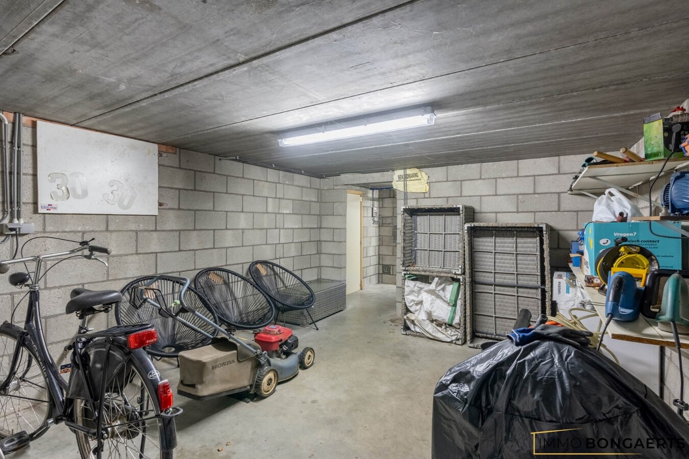 Ruime instapklare woning in het centrum van Neeroeteren met tuin, garage en 3 slaapkamers. 