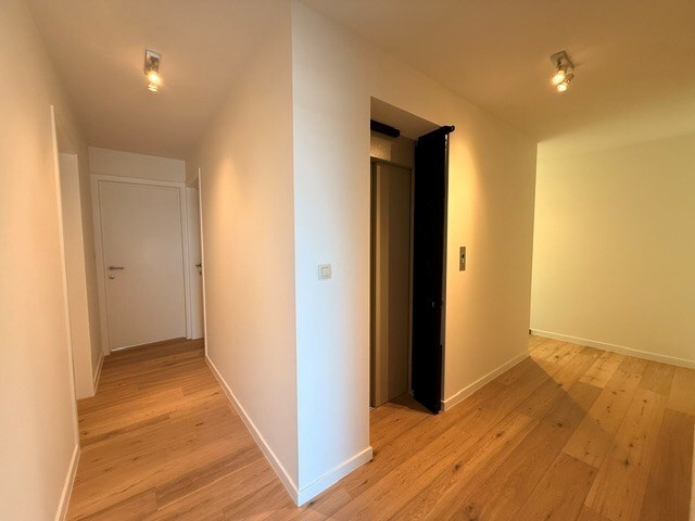 Luxe duplexappartement te huur in het hart van Maaseik, met lift, 2 slaapkamers en 2 terrassen. 