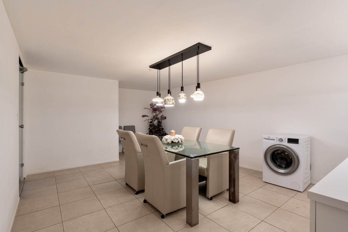 Ruim, zeer energiezuinig kantoor in het centrum van Neeroeteren met diverse mogelijkheden! 