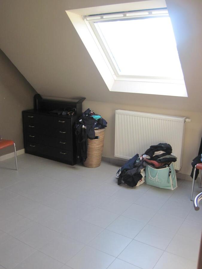 Degelijke woning met terras, tuintje én inpandige garage. 