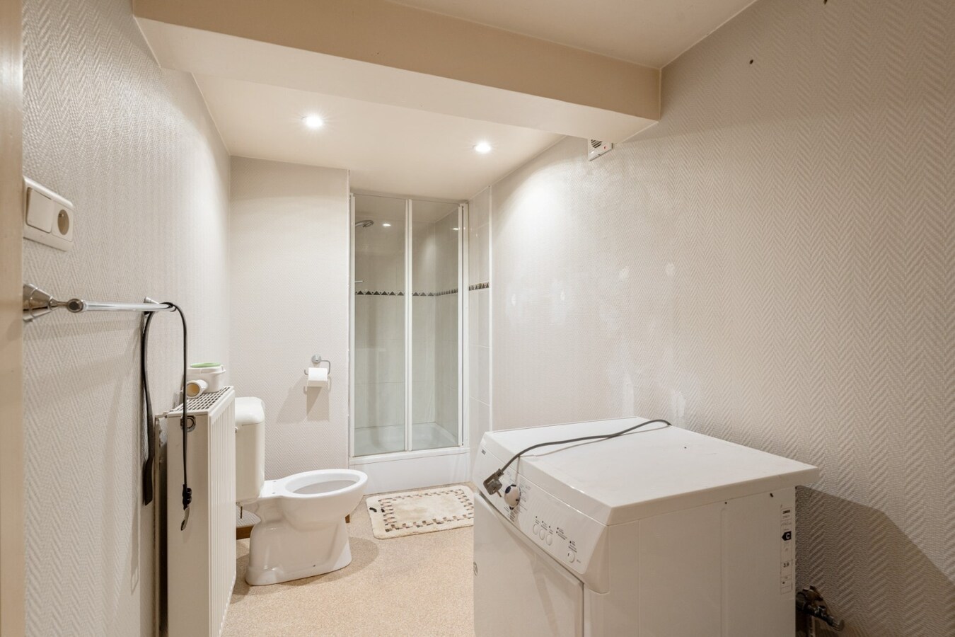 Ruim, karaktervol landhuis met parkachtige tuin op perceel van 16a29ca. 