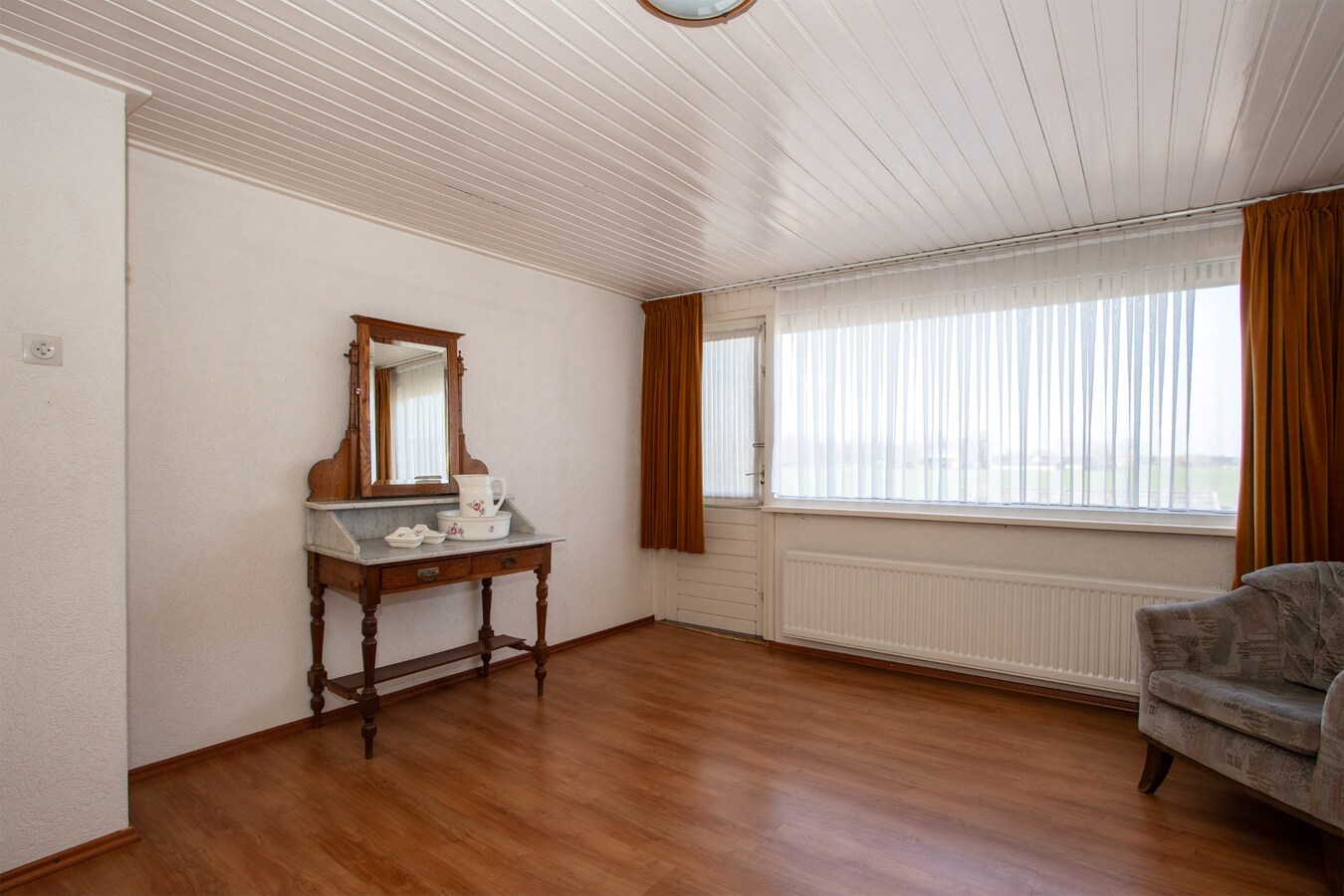 Royale halfvrijstaande woning met uitzicht over de landerijen, op korte afstand van het centrum. 