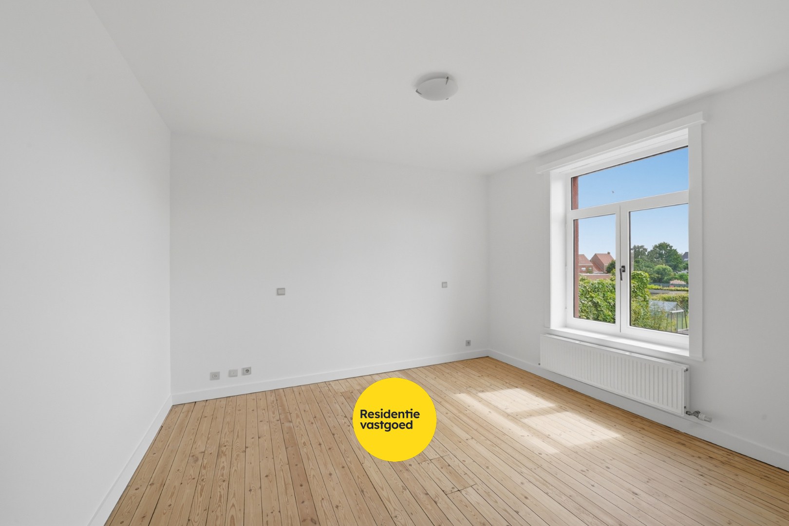 Karaktervolle instapklare hoekwoning met inpandige garage en zonnige stadstuin 