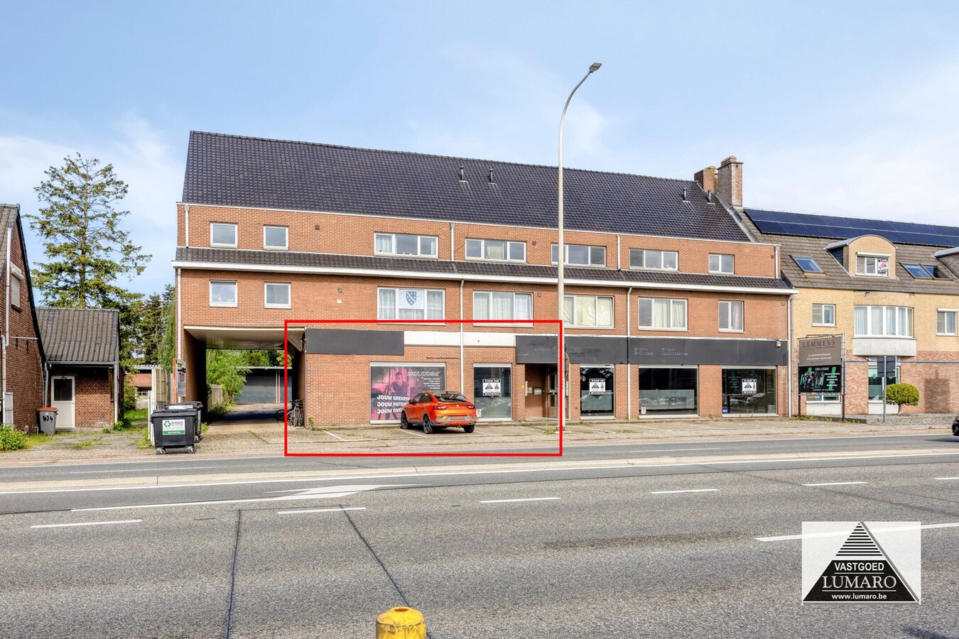 COMMERCIEEL  gelegen handelsgelijkvloers met privé parking 