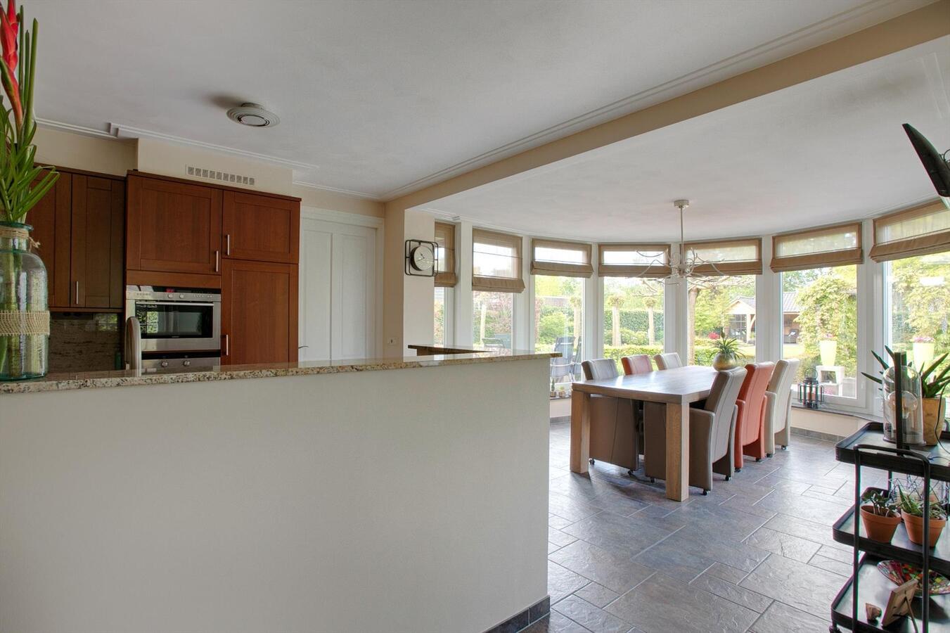 Luxe afgewerkt landhuis met gastenverblijf op een mooie locatie nabij het centrum van Hulsel gelegen op een perceel van 1264 M². 