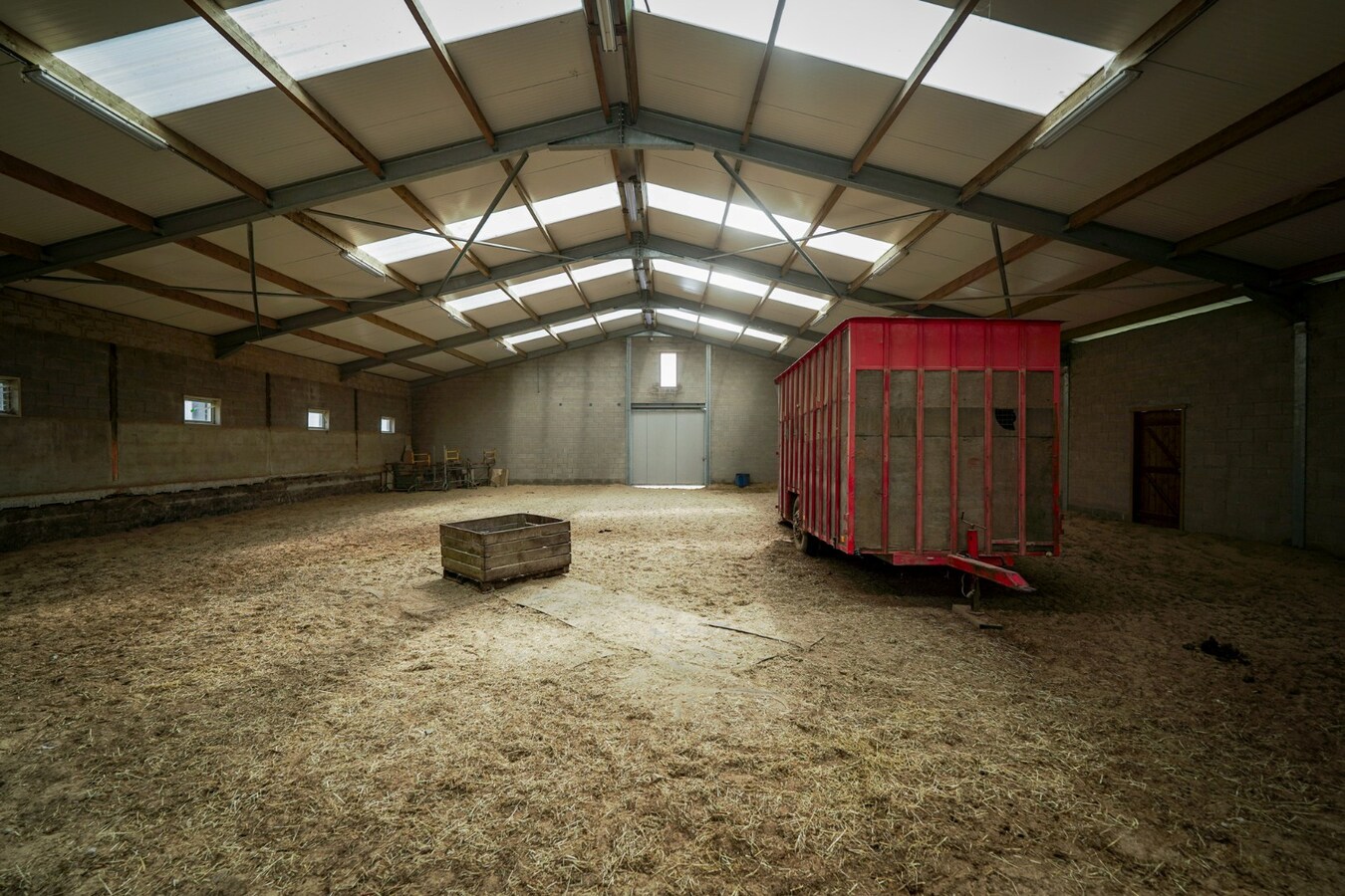 Ruime woning met buitenpiste en kleine binnenpiste op ca. 1,03ha te Hoeselt 
