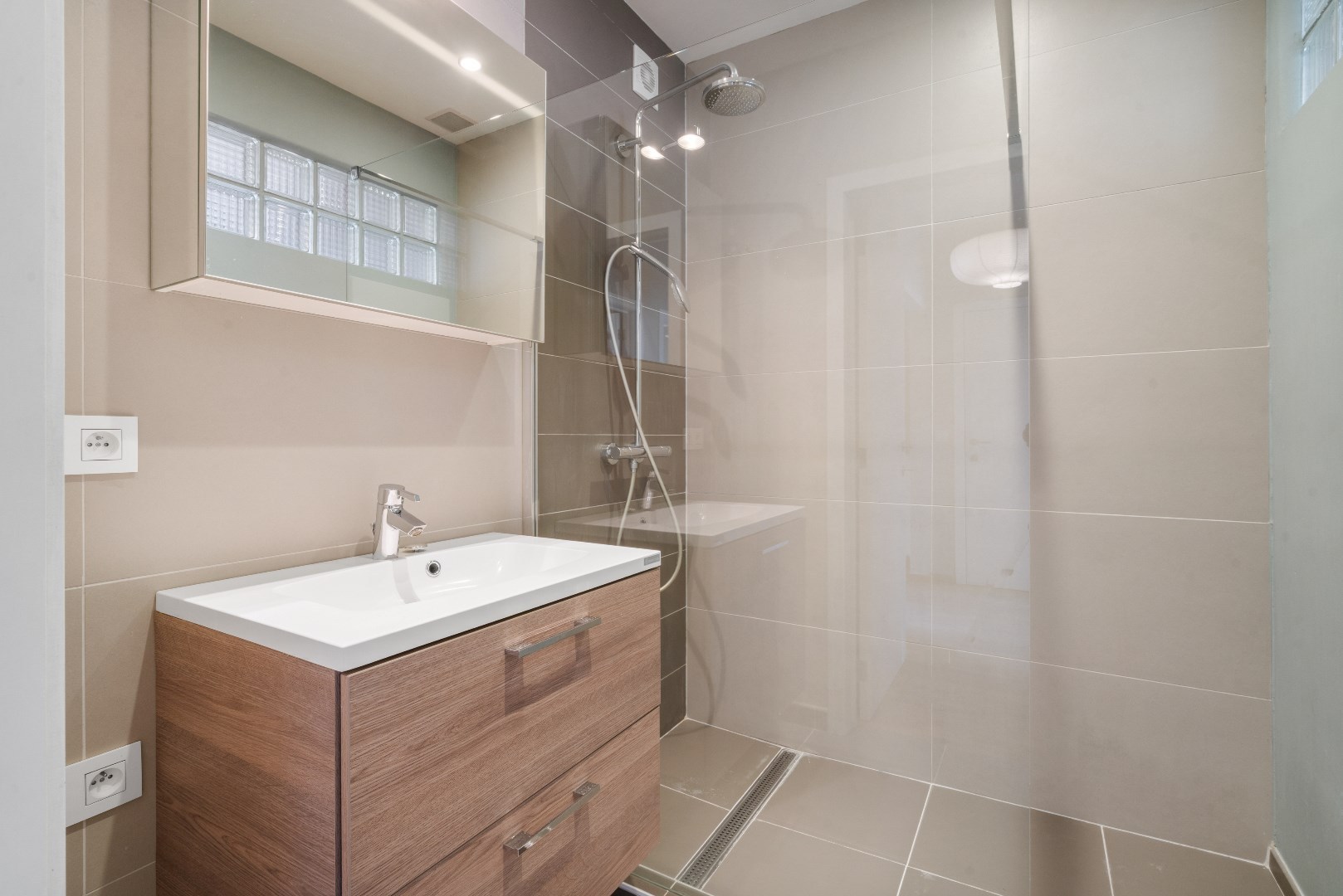 Lichtrijk 2-slpk appartement met garage 