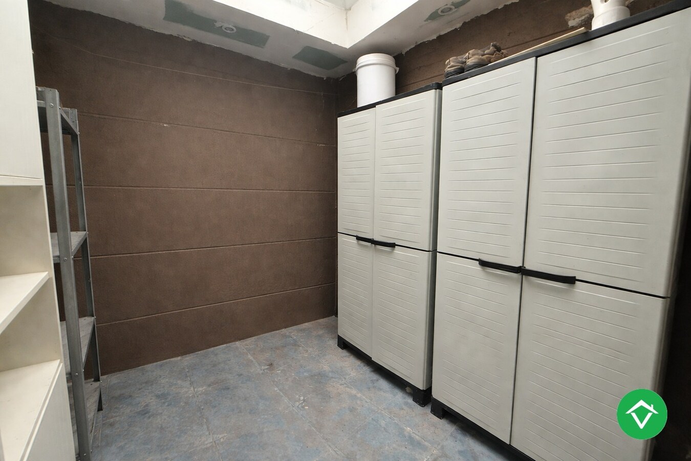 Op te frissen rijwoning met 3 slaapkamers in centrum Roeselare 