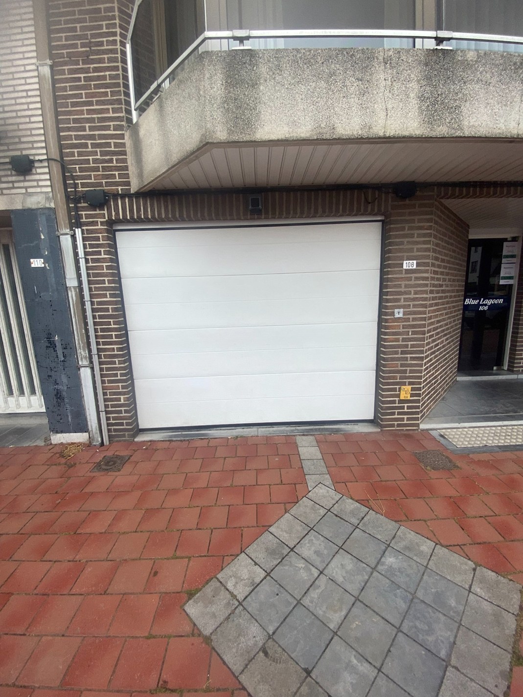 Enkele garagebox te Koningslaan in residentie Blue Logan. Vlot bereikbaar. 
