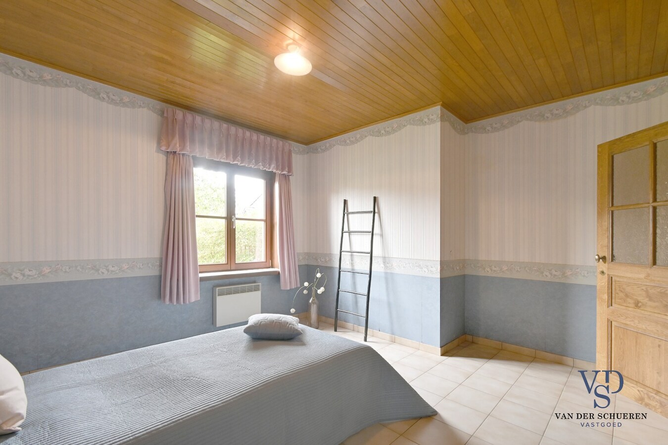 Bijzonder degelijke en ruime villa in doodlopende straat 