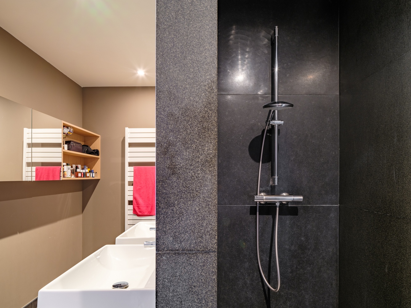 Exclusief wonen. Uitzonderlijk, luxueus en ruim (191m²) appartement met terras en fenomenaal zicht op water. 