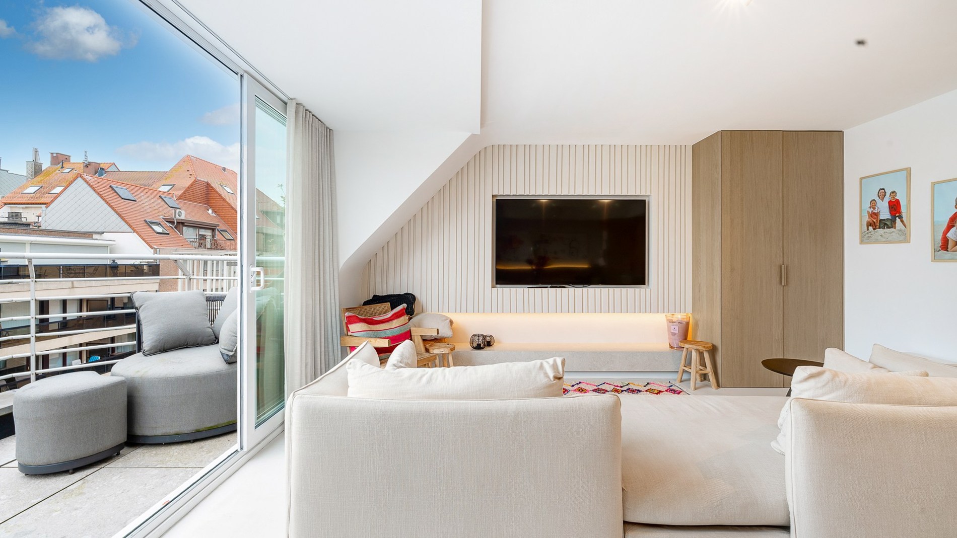 Magnifiek gerenoveerd duplexappartement met 3 SLAAPKAMERS VOOR DUBBEL BED en 3 badkamers. Ruim TERRAS vooraan en achteraan. Ideaal gelegen, rustig maar toch nabij Zeedijk en Lippenslaan. 