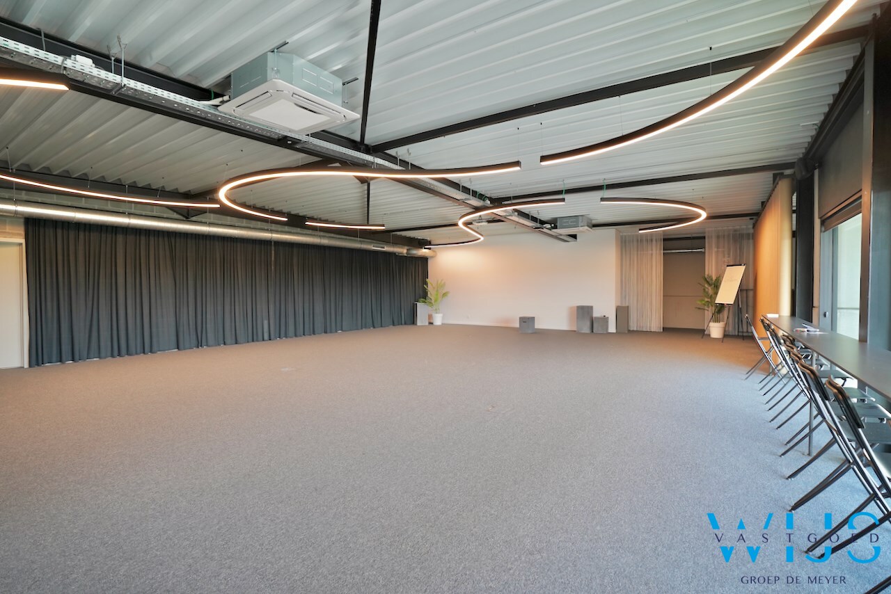 UNIEKE kantoorruimte (boven KLAAR) te Assenede ! 