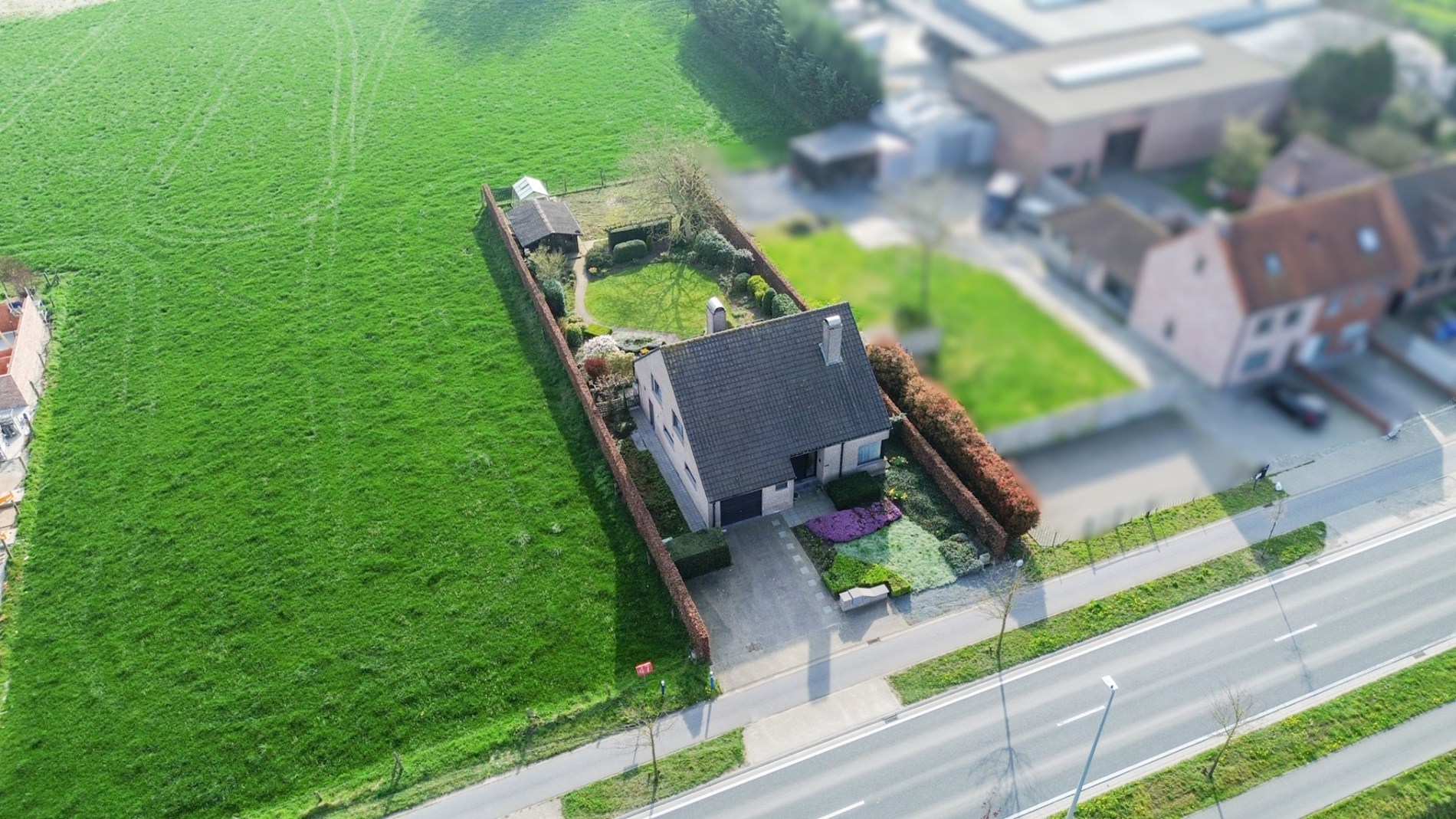 Villa op groot perceel met open zicht: 4 slaapkamers, 2 badkamers, grote tuin, topper te Torhout! 