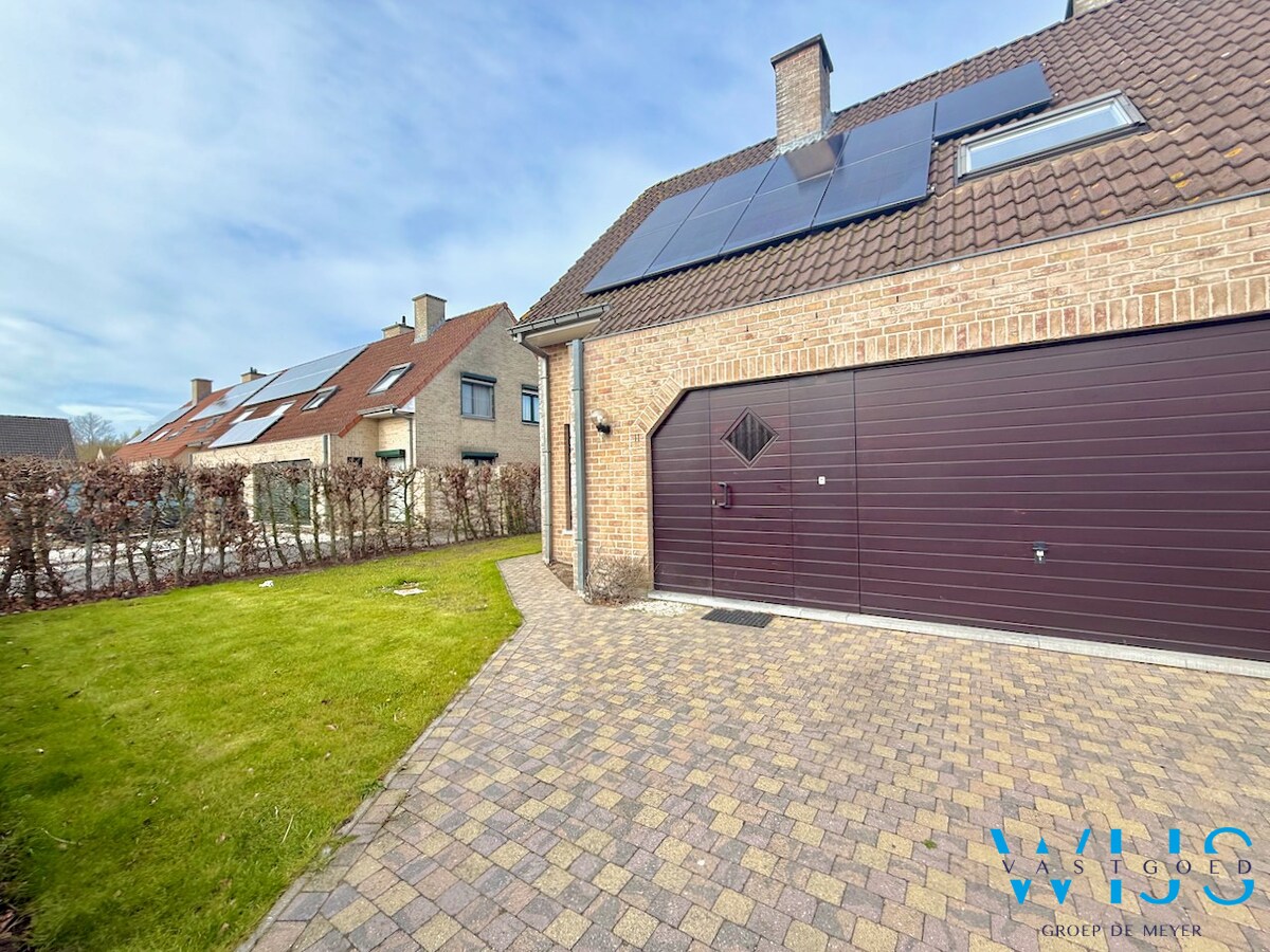 Instapklaar woonhuis in woonwijk te Eeklo! 